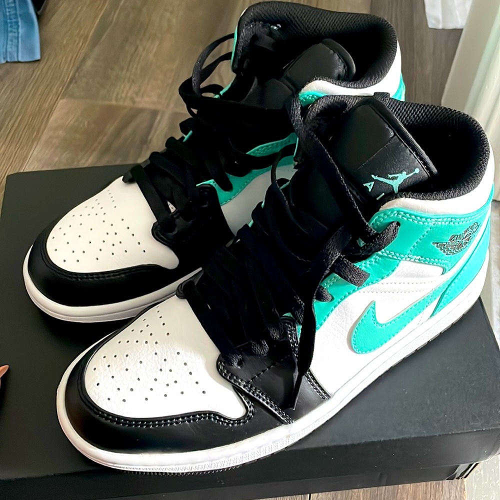 Air Jordan 1 Mid Tropical Twist. Worn once. With box.